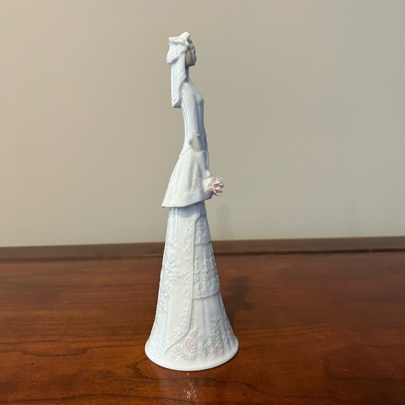 Lladro Bridal Bell (retired) 8 1/2 inches tall. No flaws. - Picture 4 of 8